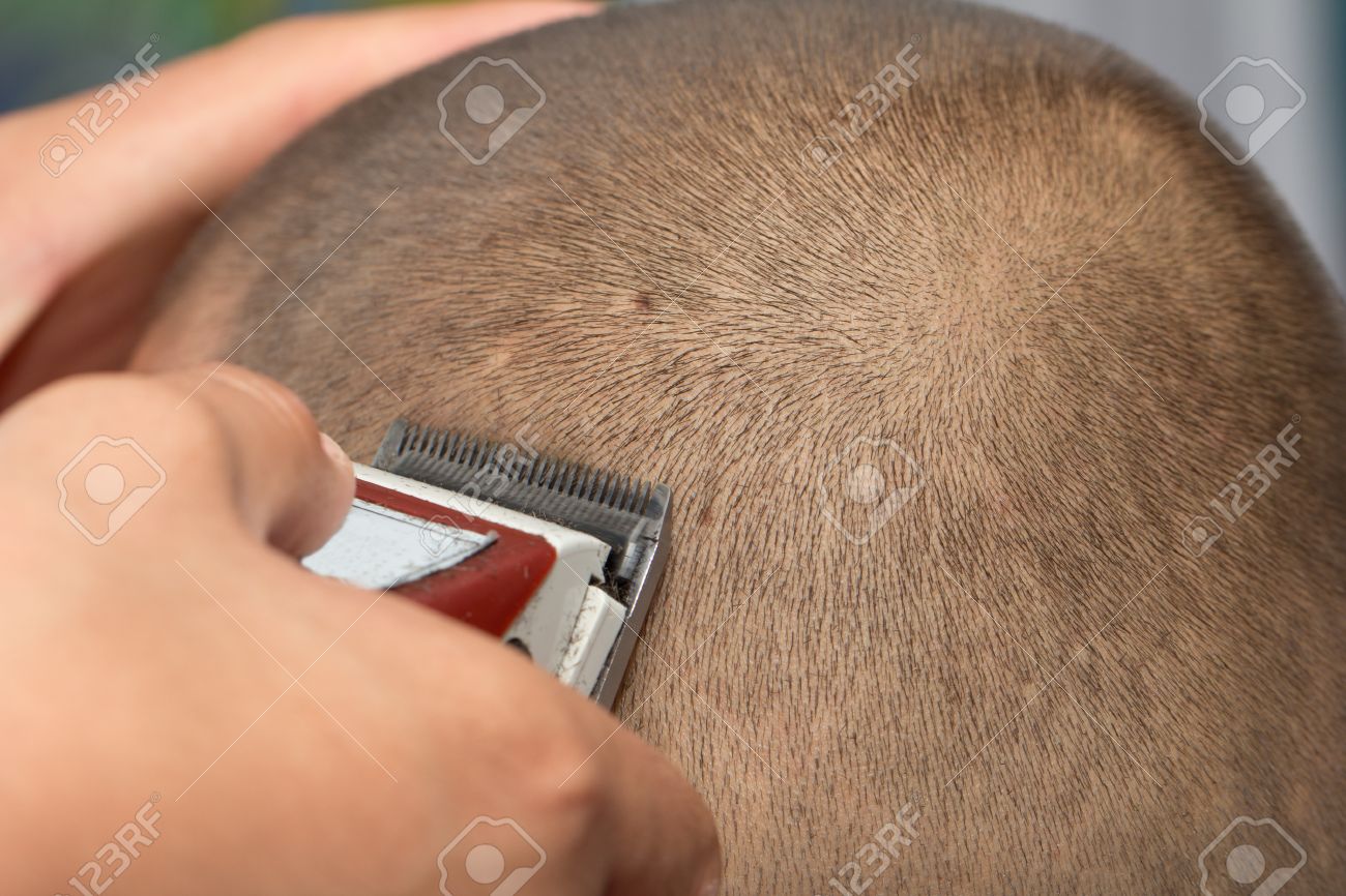 21891587-men-s-haircut-machine
